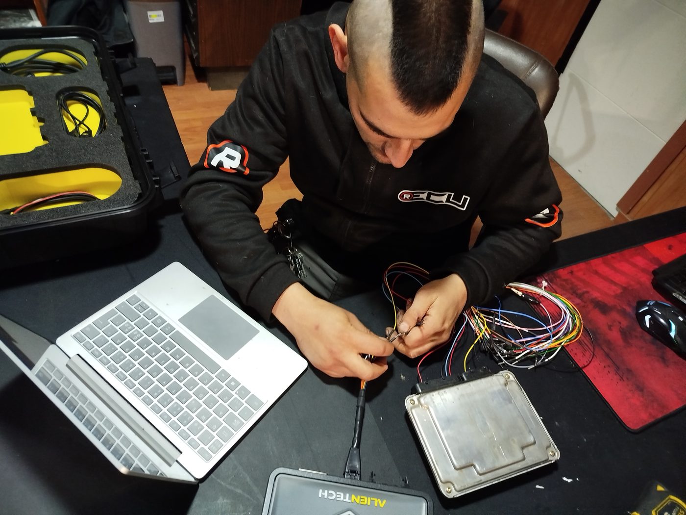 CEO de recuauto realizando una reprogramación por bench